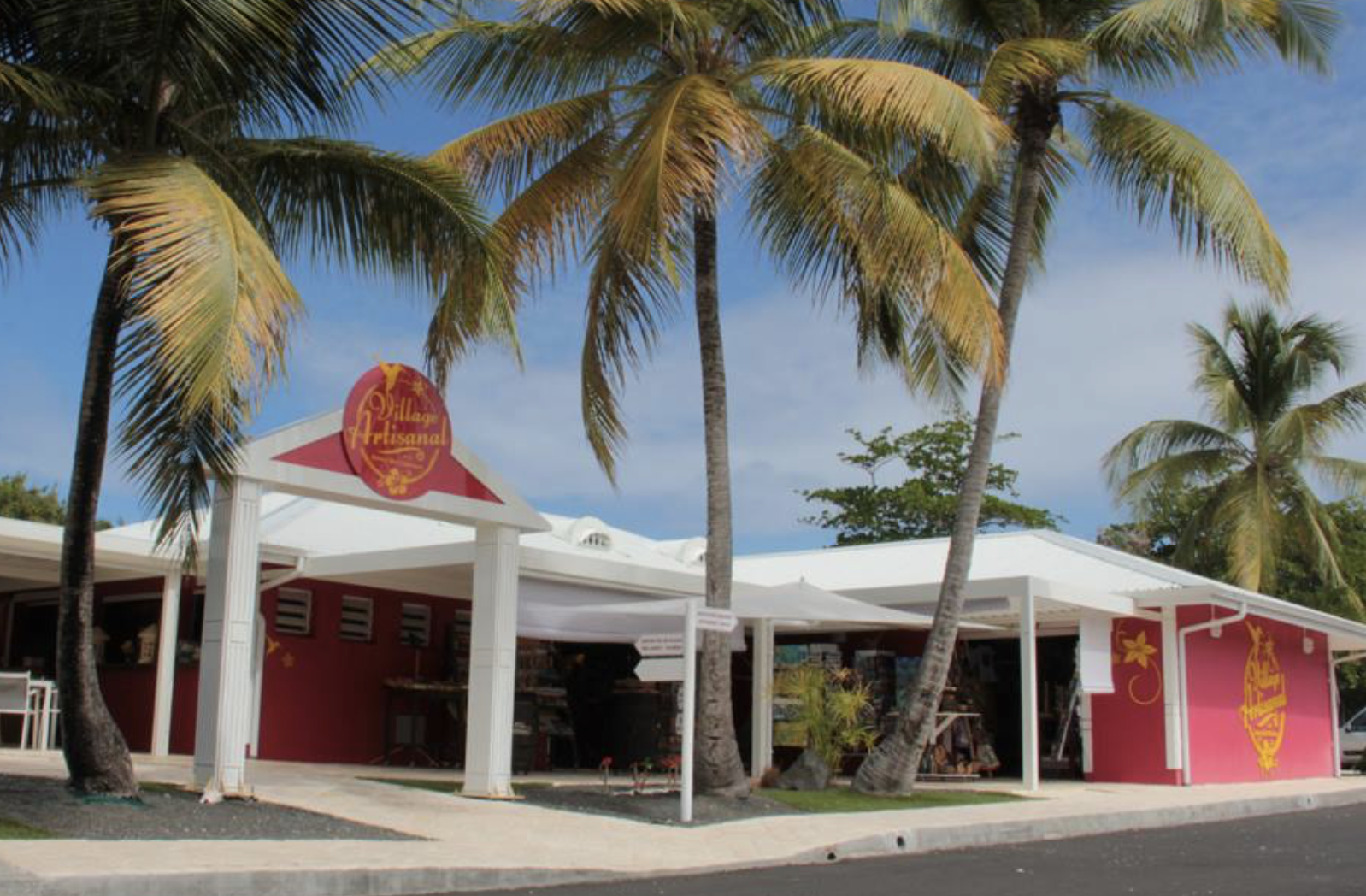 Village Artisanal de Saint-François, bâtiment rouge bordé de palmiers