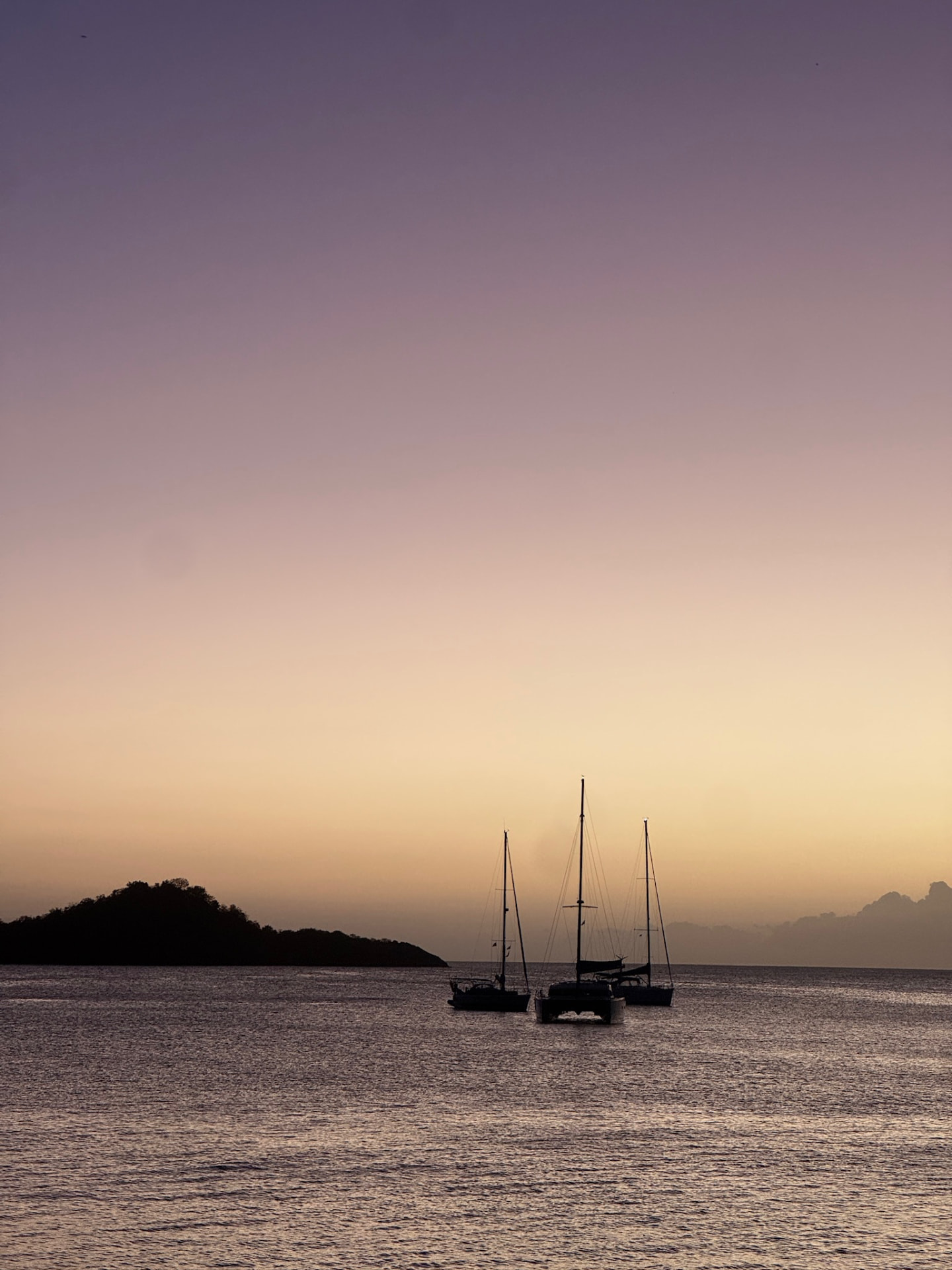 Voiliers au coucher du soleil à Malendure