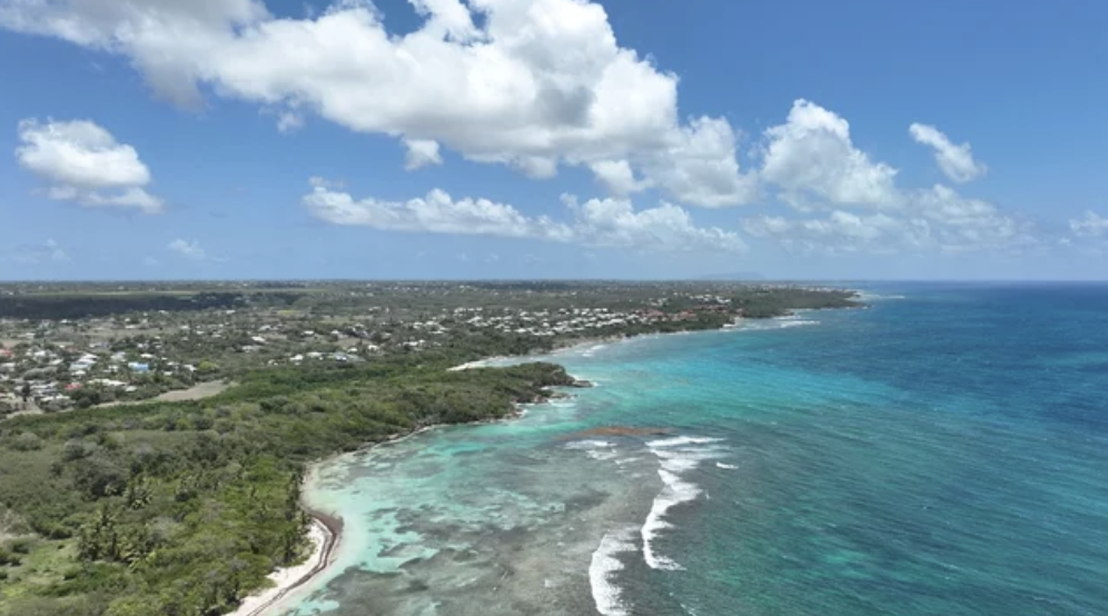 Panorama du littoral de Grande-Terre et de son lagon turquoise