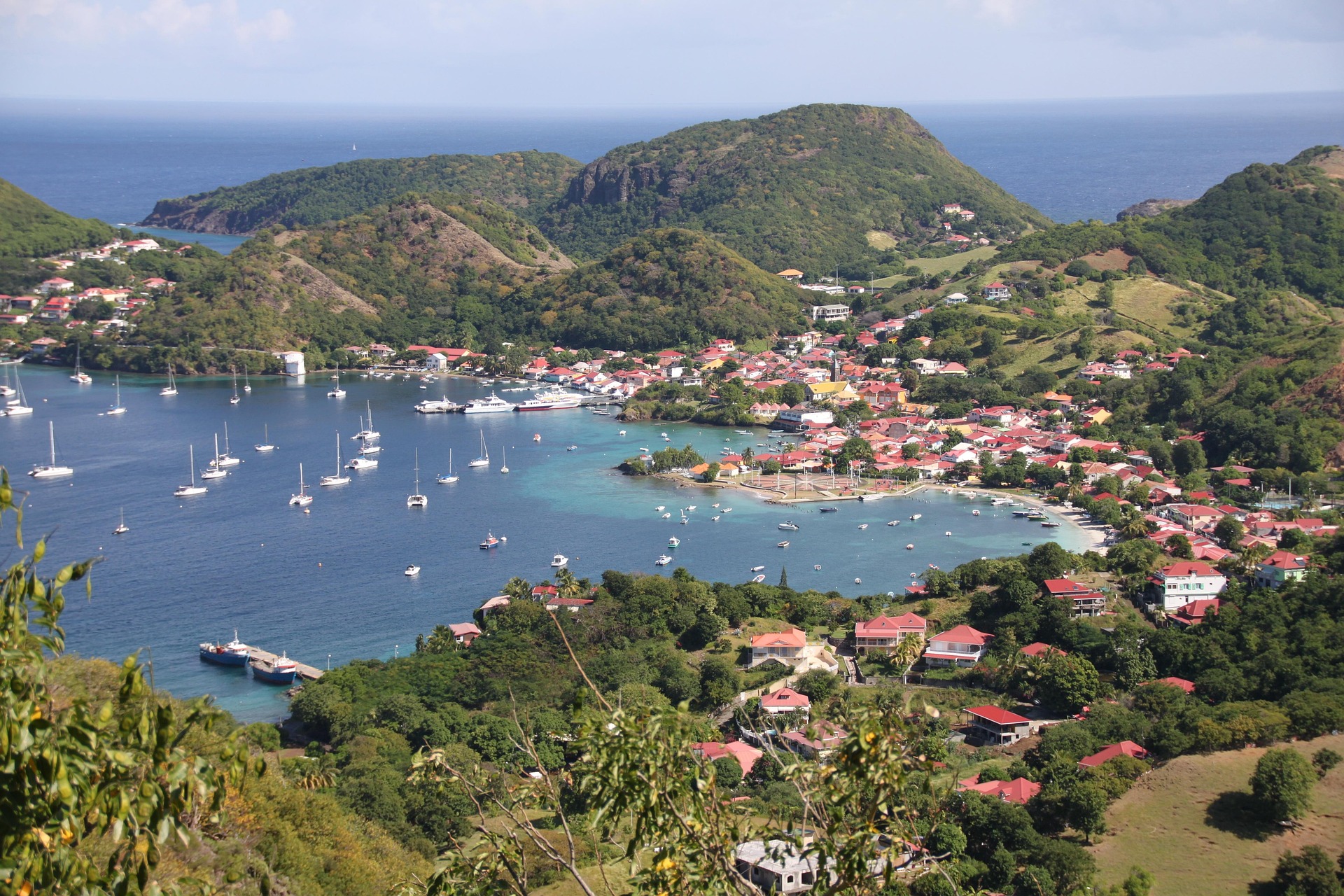 Vue plongeante sur la baie des Saintes et ses voiliers