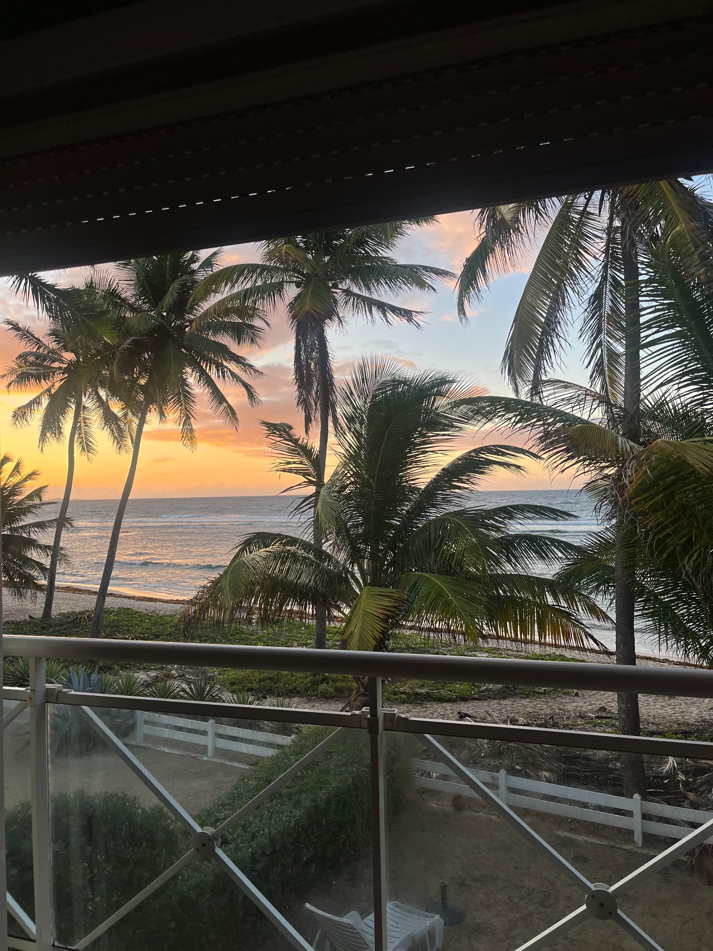 Lumière pêche sur l’océan depuis le balcon