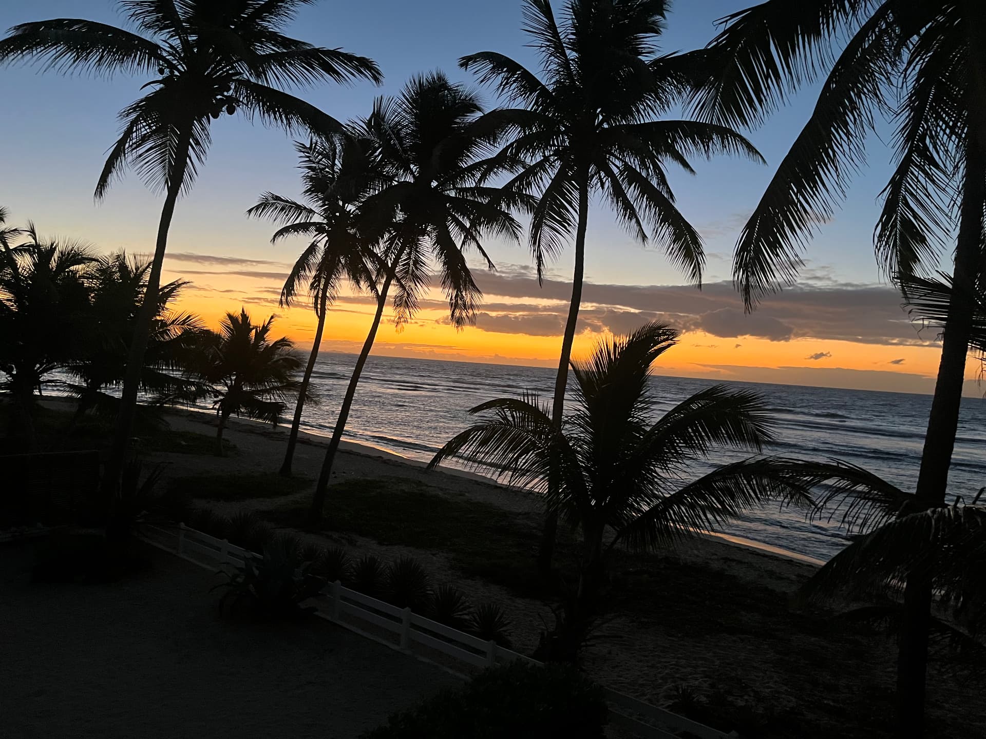 Aube mauve sur la plage devant Villa Pitaya