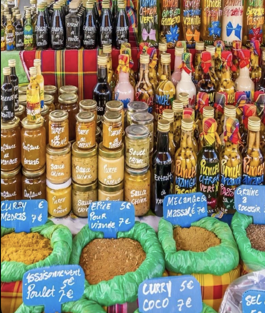 Épices, sauces et punchs colorés du marché de Saint-François