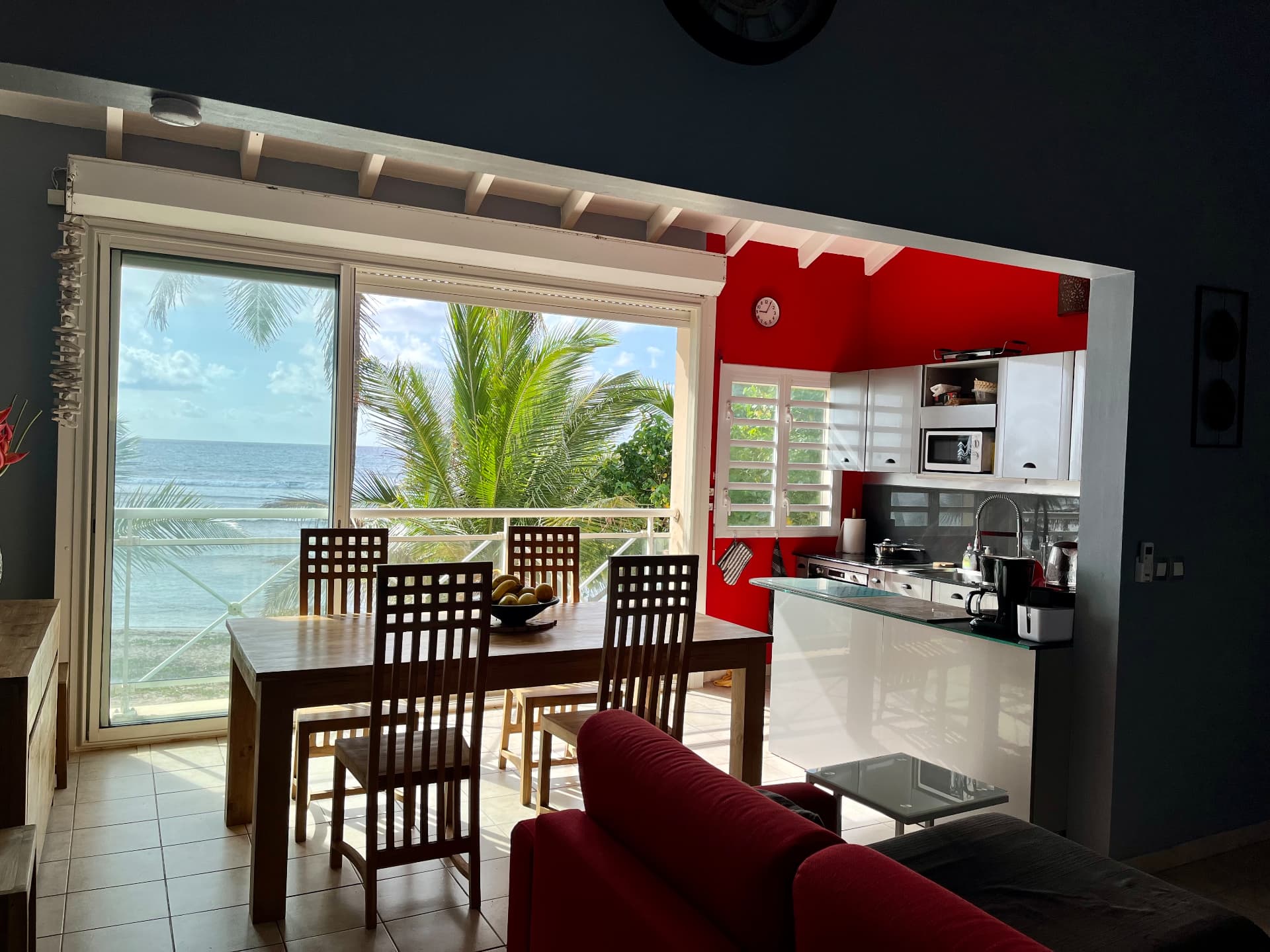 Séjour et cuisine de Villa Pitaya ouverts sur le lagon