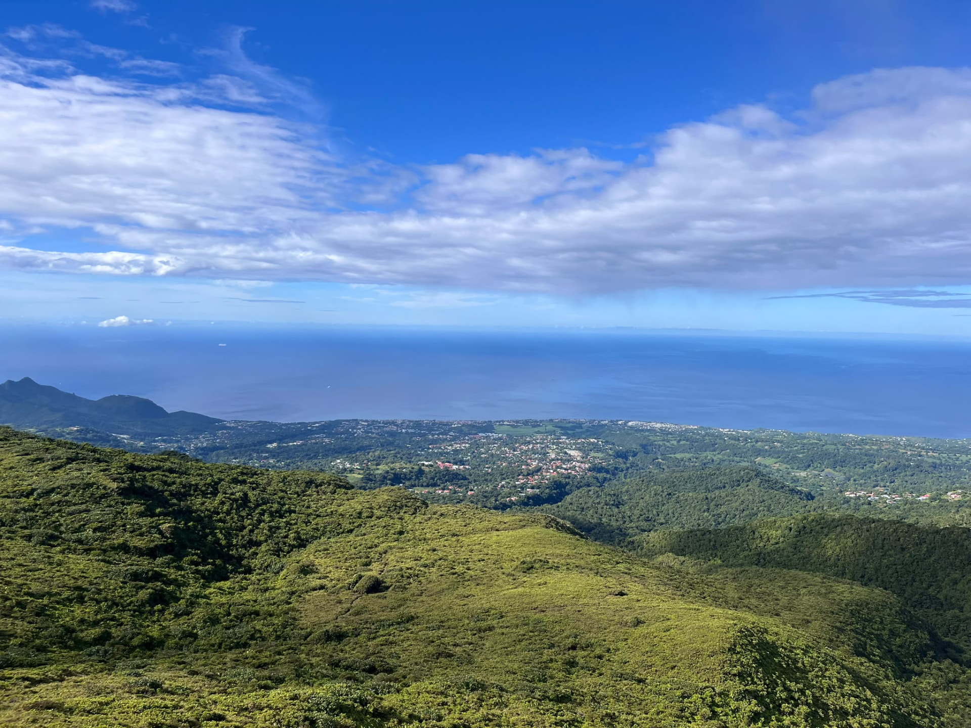 Panorama depuis la Soufrière vers la côte de Basse-Terre